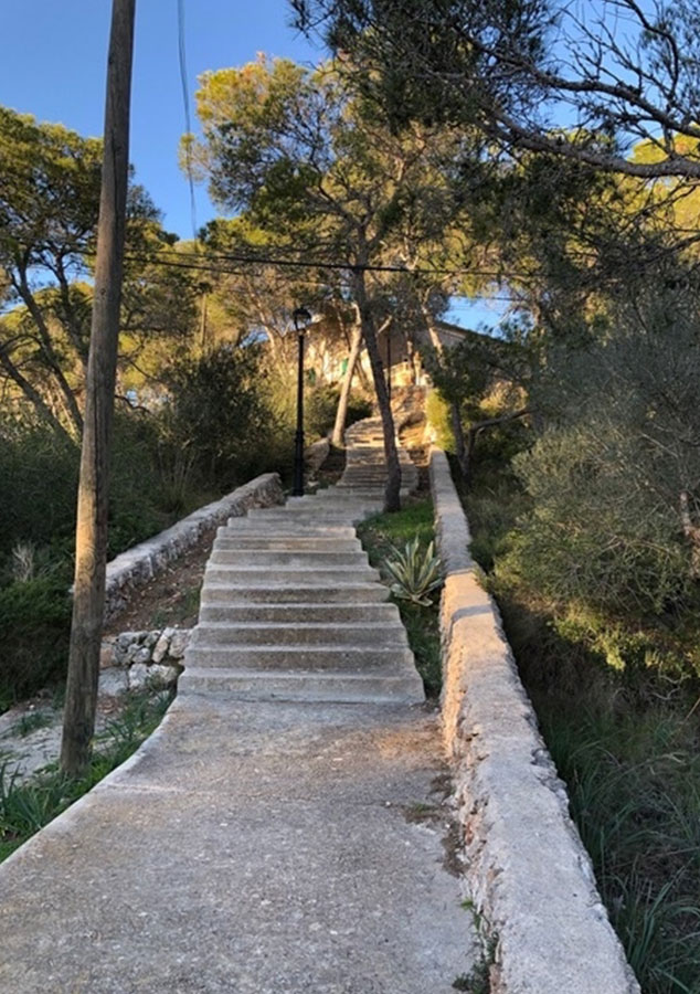 Treppe zum Seminar- und Gästehaus Gelände